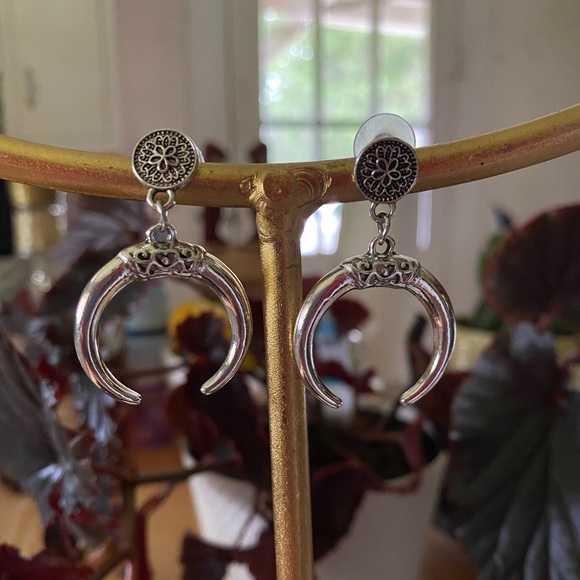 Western Cow Horn Silver Metal Rustic Earrings - Picture 2 of 5